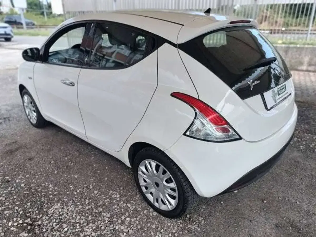 Usata Lancia Ypsilon Gold 69 CV (50 kW) 2014 Bianco Utilitaria