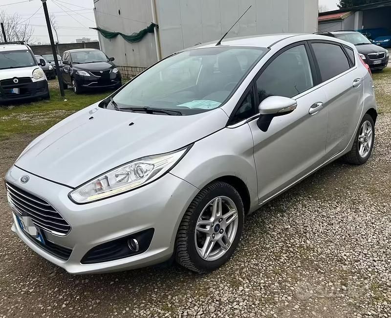 Usata Ford Fiesta Titanium 75 CV (55 kW) 2014 Grigio Utilitaria