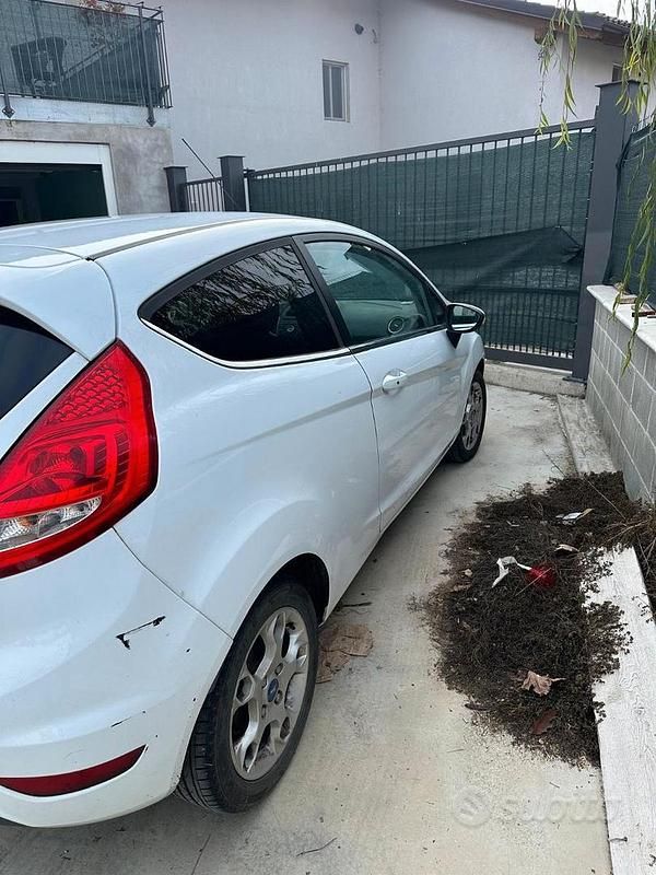 Usata Ford Fiesta 70 CV (51 kW) 2011 Bianco Berlina