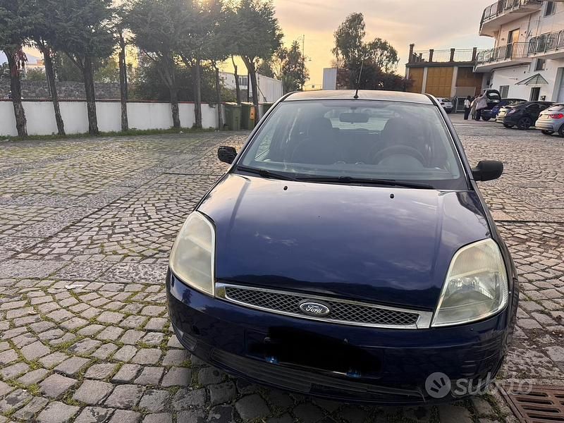 Usata Ford Fiesta Ghia 68 CV (50 kW) 2004 Blu Utilitaria