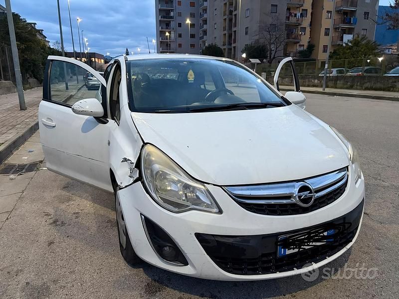Usata Opel Corsa 85 CV (62 kW) 2011 Utilitaria