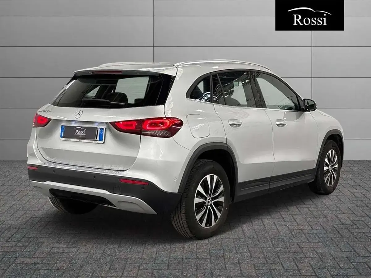 Usata Mercedes GLA250 160 CV (117 kW) 2023 Argento iridio SUV