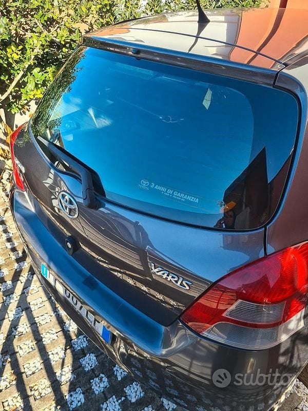 Usata Toyota Yaris 90 CV (66 kW) 2011 Grigio Utilitaria