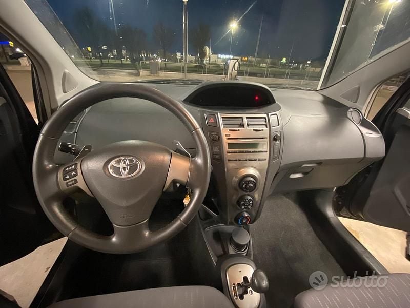 Usata Toyota Yaris Sol 87 CV (63 kW) 2009 Grigio Utilitaria