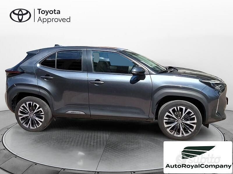 Usata Toyota Yaris Cross Lounge 116 CV (85 kW) 2022 Grigio SUV