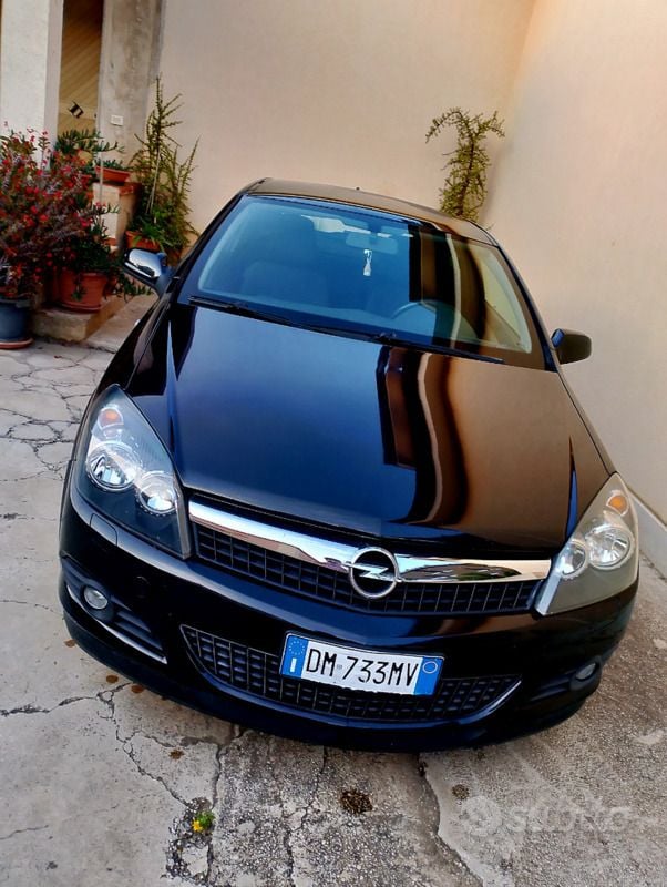 Nero Usata 2009 Opel Astra GTC Utilitaria | 4000 € (Buon prezzo) - Immagine 1/4