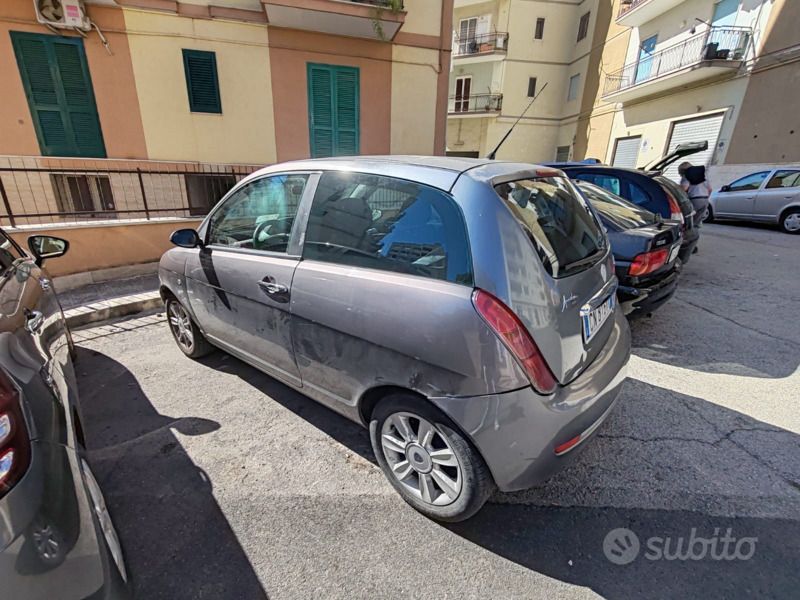 Usata Lancia Ypsilon 69 CV (50 kW) 2001 Grigio Utilitaria