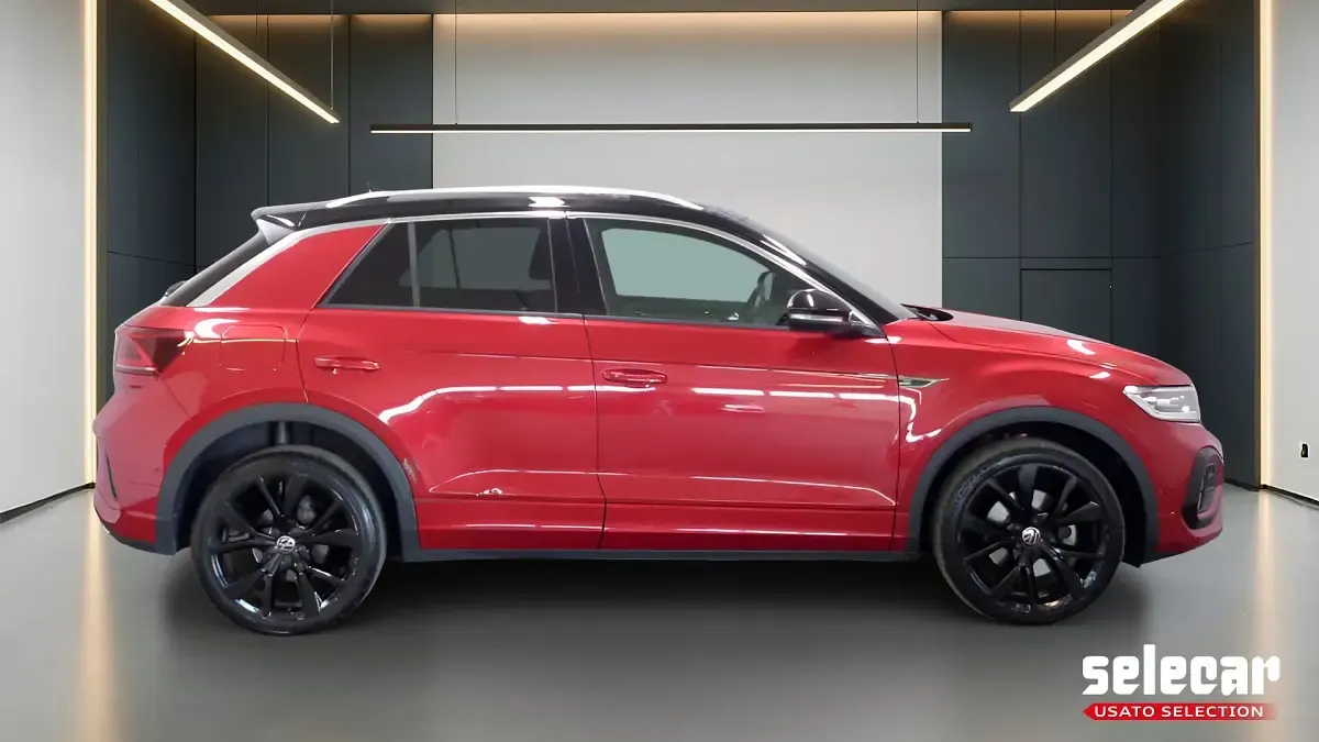 Usata VW T-Roc R-line 150 CV (110 kW) 2024 7h rosso rubino metallizzato SUV