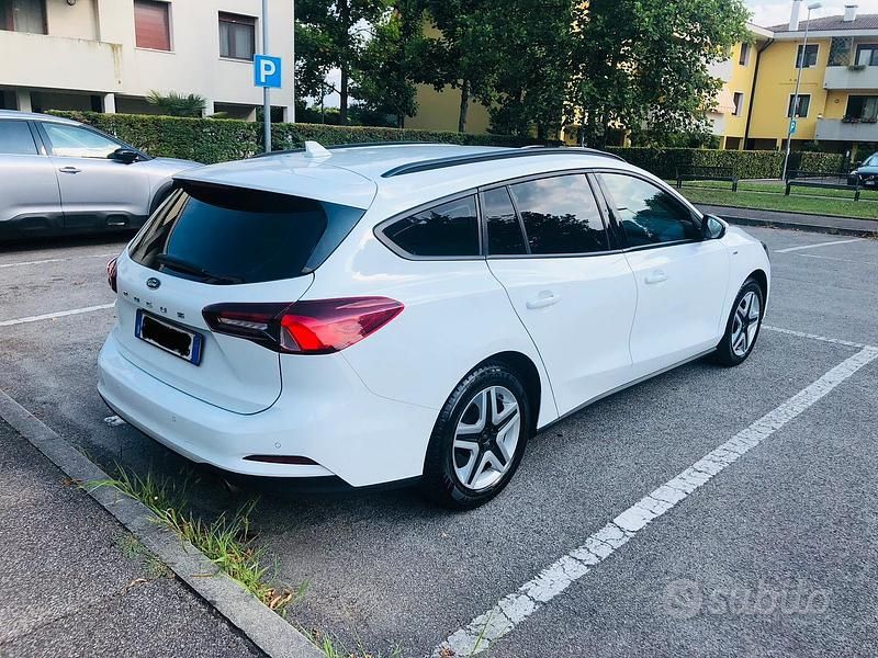 Usata Ford Focus 120 CV (88 kW) 2022 Bianco Station wagon