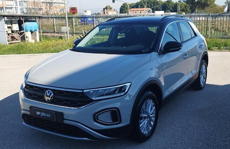 Begagnad VW T-Roc Life 110 HK (80 kW) 2022 Vit SUV