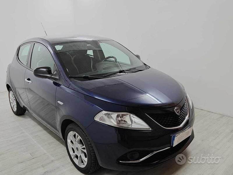 Begagnad Lancia Ypsilon Platinum 69 HK (50 kW) 2017 Blå Halvkombi
