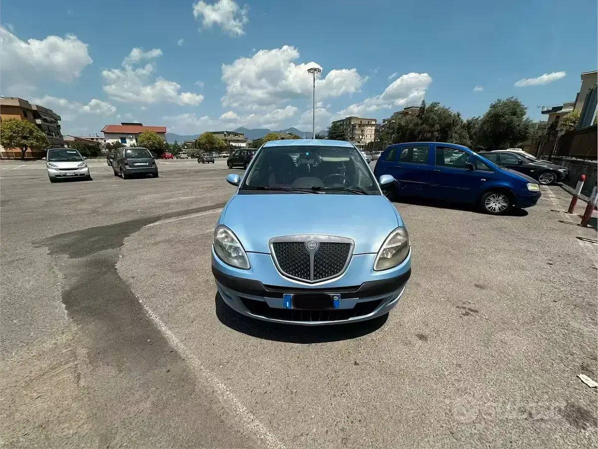 Usata Lancia Ypsilon 69 CV (50 kW) 2004 Bluazzurro Utilitaria
