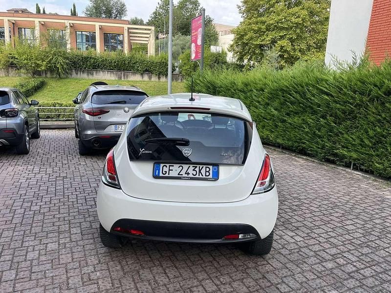 Usata Lancia Ypsilon Gold 69 CV (50 kW) 2021 Bianco Utilitaria