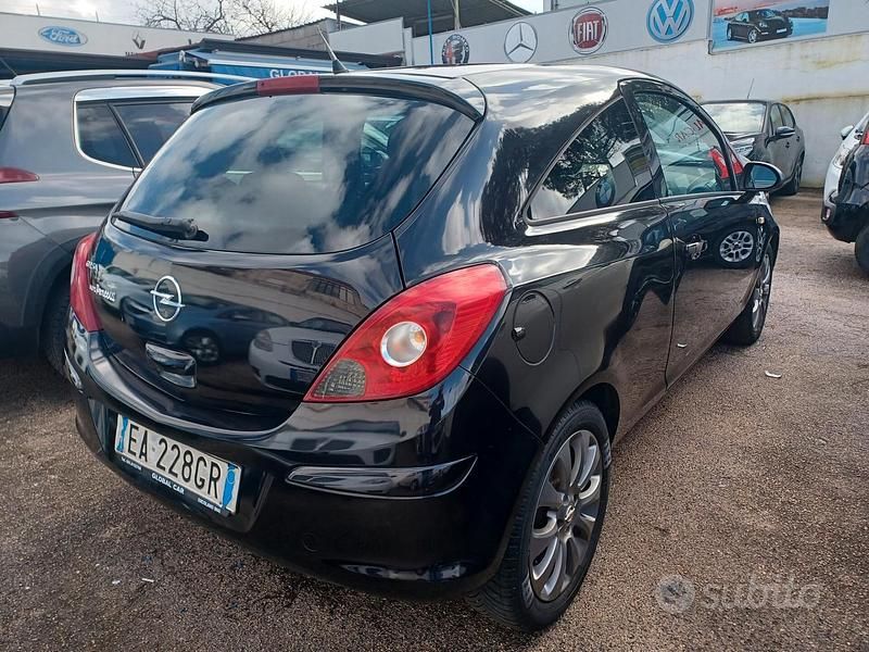 Usata Opel Corsa Edition 75 CV (55 kW) 2010 Nero Utilitaria