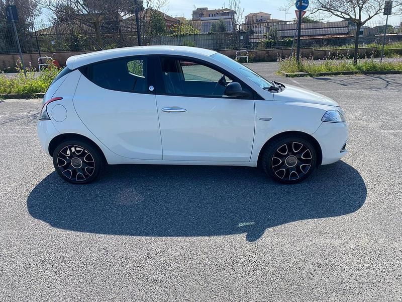 Begagnad Lancia Ypsilon Platinum 69 HK (50 kW) 2014 Vit Halvkombi