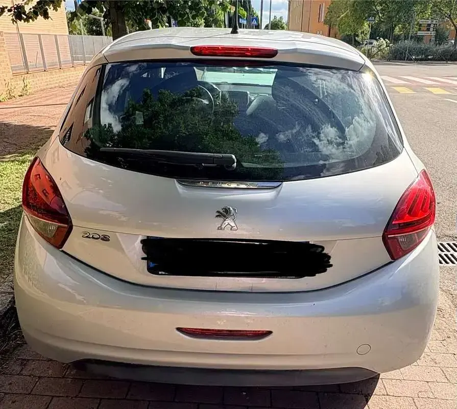 Usata Peugeot 208 Allure 82 CV (60 kW) 2015 Argento Utilitaria