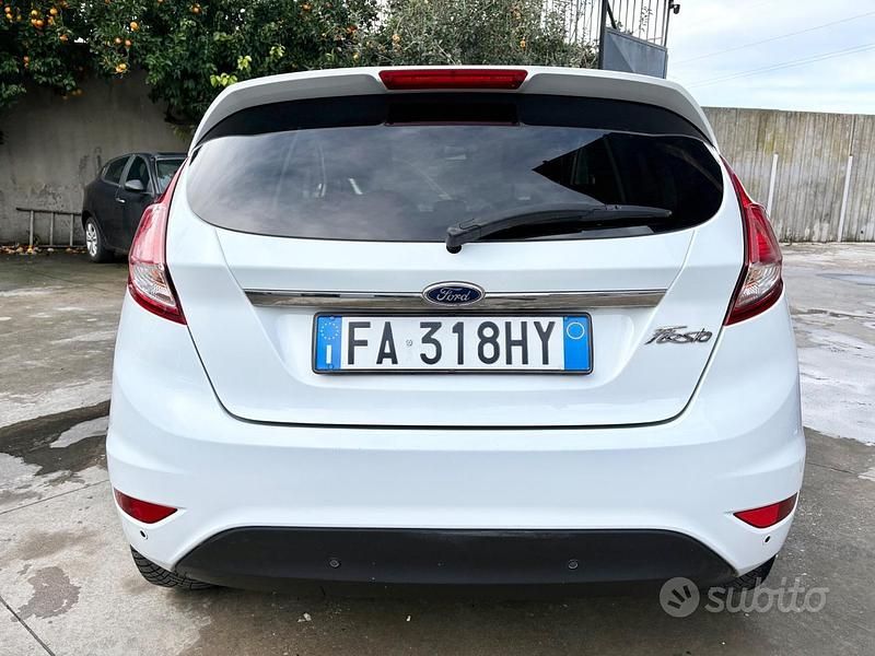 Usata Ford Fiesta 95 CV (69 kW) 2015 Bianco Berlina