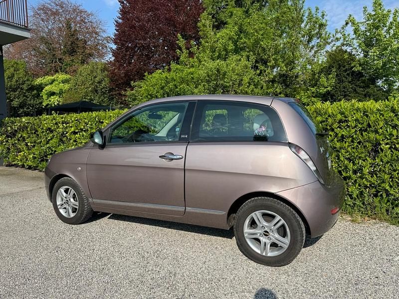 Usata Lancia Ypsilon 75 CV (55 kW) 2011 Viola Utilitaria