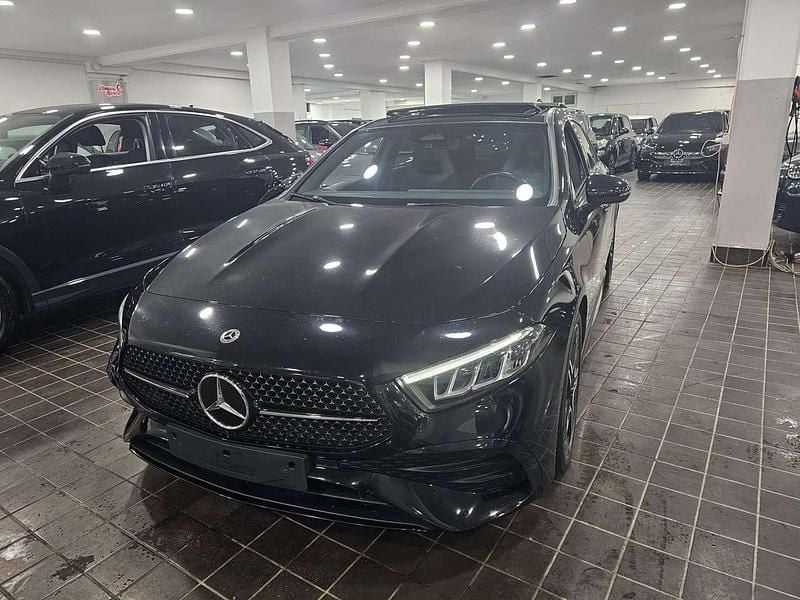 Nero mythos metallizzato Usata 2024 Mercedes A200 AMG Line Premium Berlina | 35.990 € (Buon prezzo) - Immagine 1/4