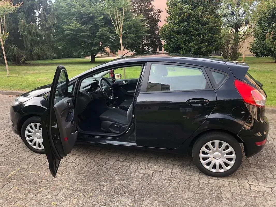 Usata Ford Fiesta 75 CV (55 kW) 2013 Nero Berlina