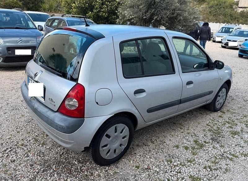 Usata Renault Clio II Dynamique 60 CV (44 kW) 2006 Argento Berlina