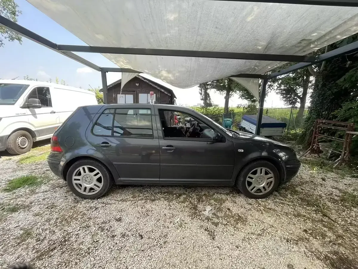 Usata VW Golf IV Highline 105 CV (77 kW) 2002 Bluazzurro Berlina