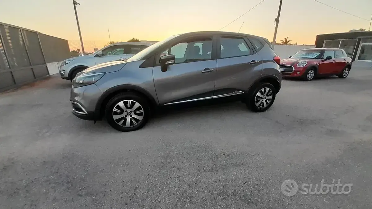 Usata Renault Captur Zen 90 CV (66 kW) 2016 Grigio SUV