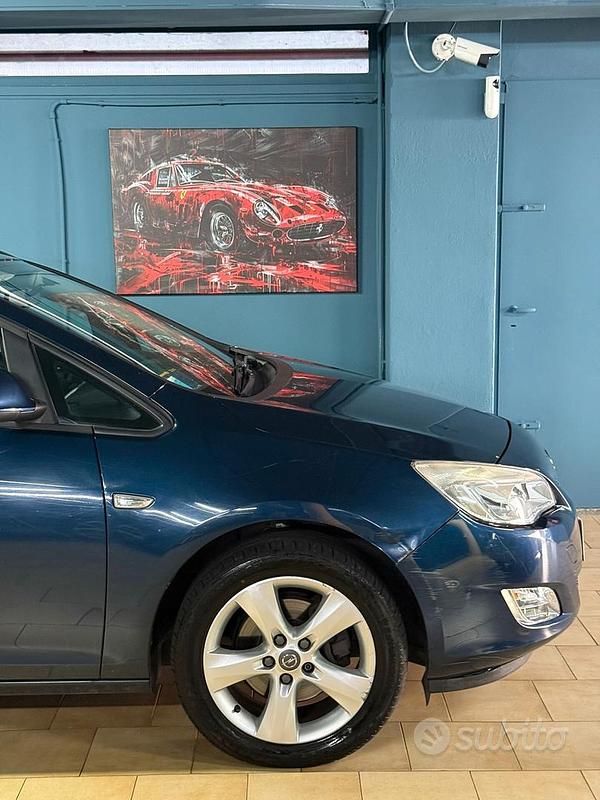 Usata Opel Astra 165 CV (121 kW) 2012 Blu Berlina