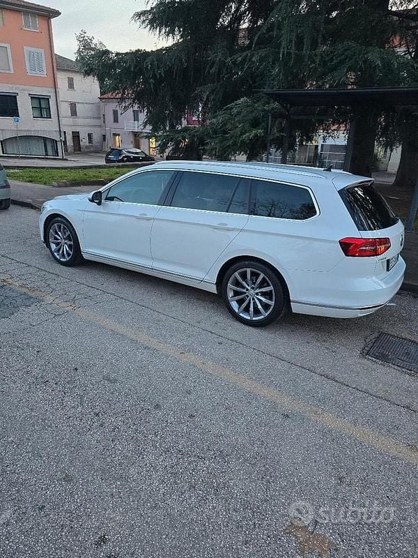 Usata VW Passat Executive 150 CV (110 kW) 2019 Bianco Station wagon