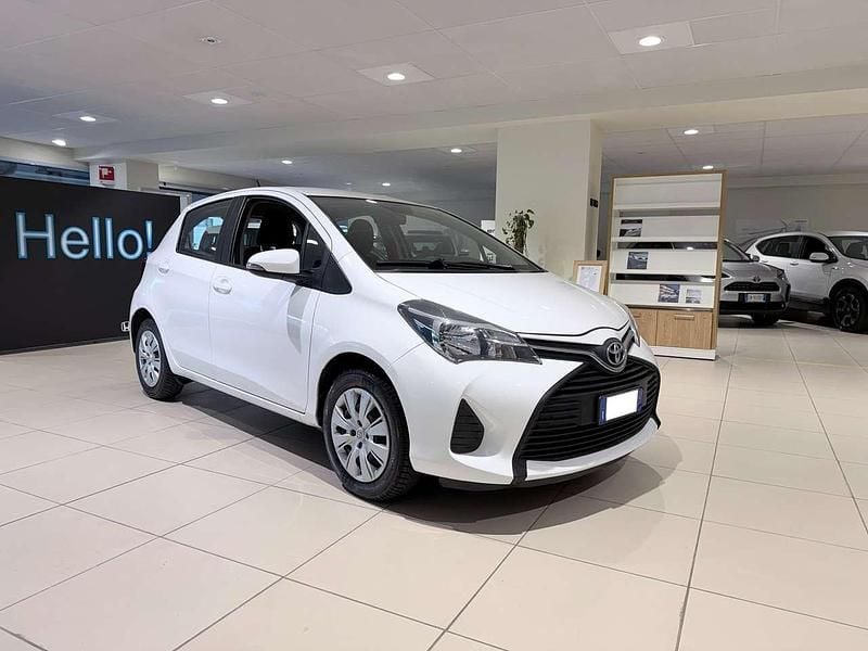 Usata Toyota Yaris Cool 69 CV (50 kW) 2015 Bianco Utilitaria