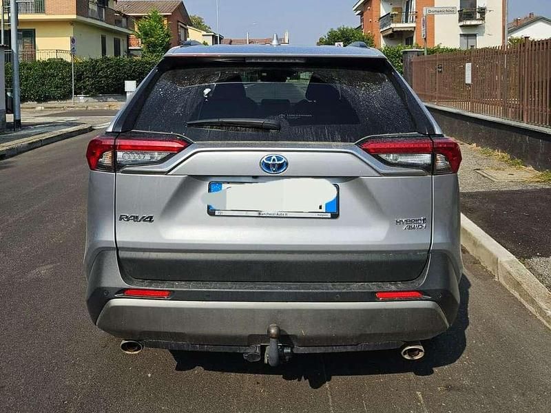 Usata Toyota RAV4 Hybrid Lounge 190 CV (139 kW) 2022 Argento SUV