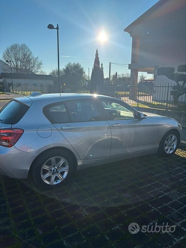 Usata BMW 118 Sport Line 143 CV (105 kW) 2011 Grigio Utilitaria