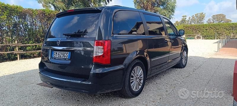 Usata Lancia Voyager Gold 163 CV (119 kW) 2012 Nero Monovolume