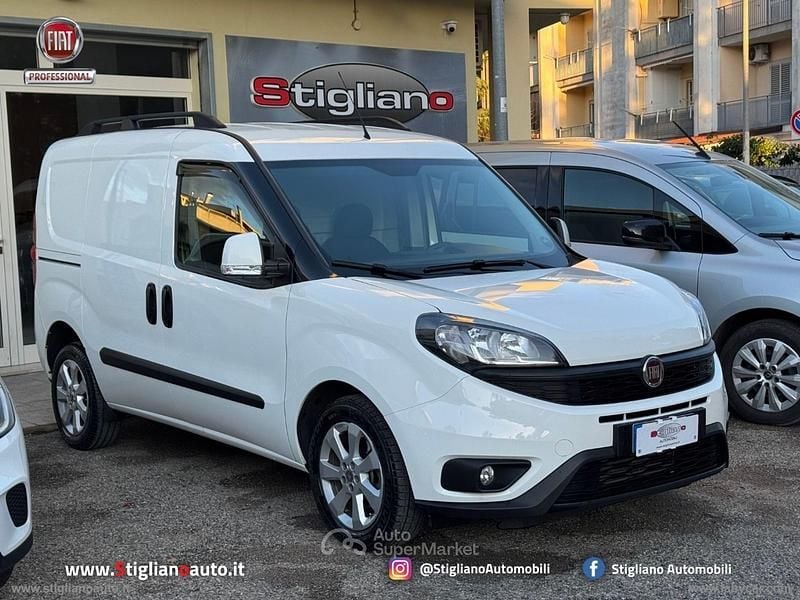 Usata Fiat Doblò Lounge 105 CV (77 kW) 2023 Bianco Monovolume