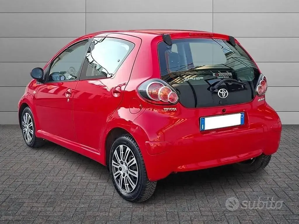 Usata Toyota Aygo 68 CV (50 kW) 2011 Rosso Utilitaria