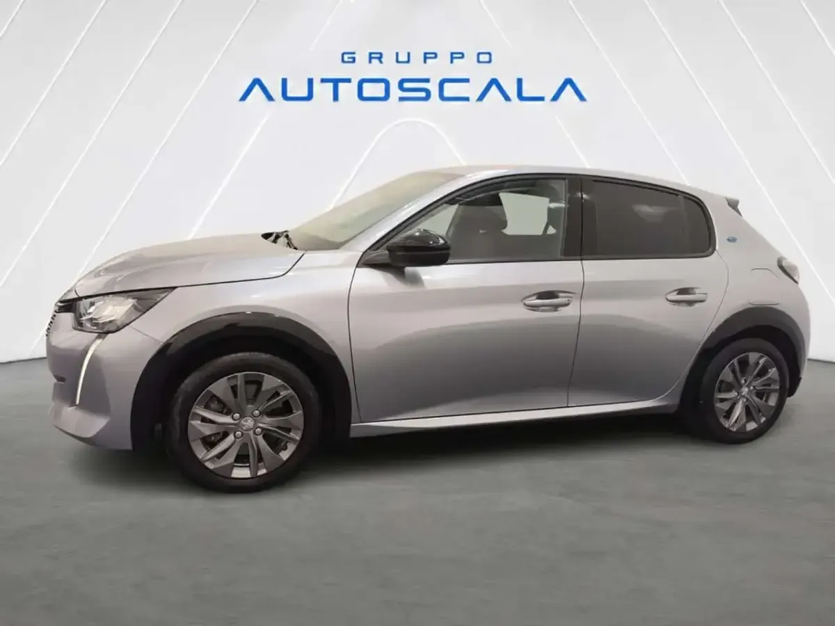 Usata Peugeot e-208 Allure 56 kW (77 CV) 2023 Grigio artense met. Utilitaria