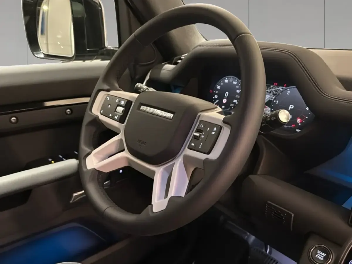 Usata Land Rover Defender SE Dynamic 200 CV (147 kW) 2025 Santorini black SUV