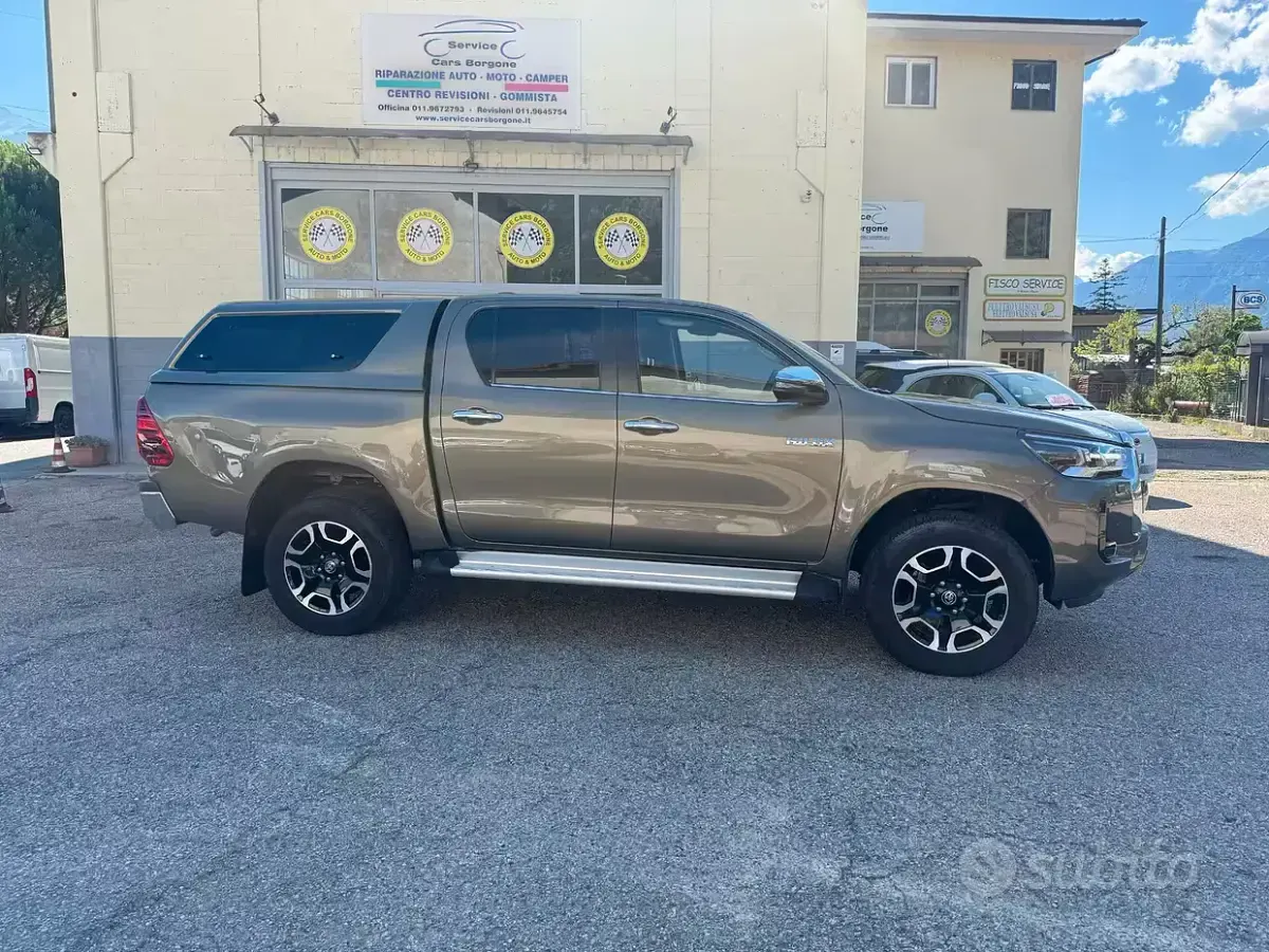 Usata Toyota HiLux Executive 150 CV (110 kW) 2024 Marrone Pick-up