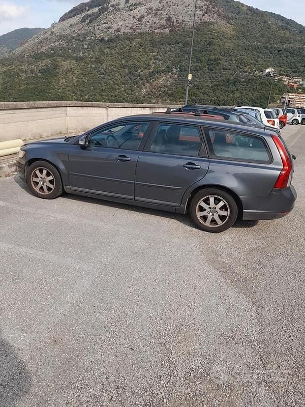 Grigio Usata 2010 Volvo V50 Station wagon | 1500 € (Ottimo prezzo) - Immagine 1/4