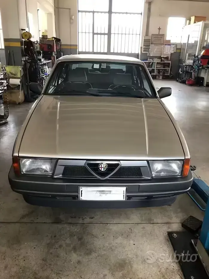 Usata Alfa Romeo 75 110 CV (80 kW) 1990 Grigio Berlina