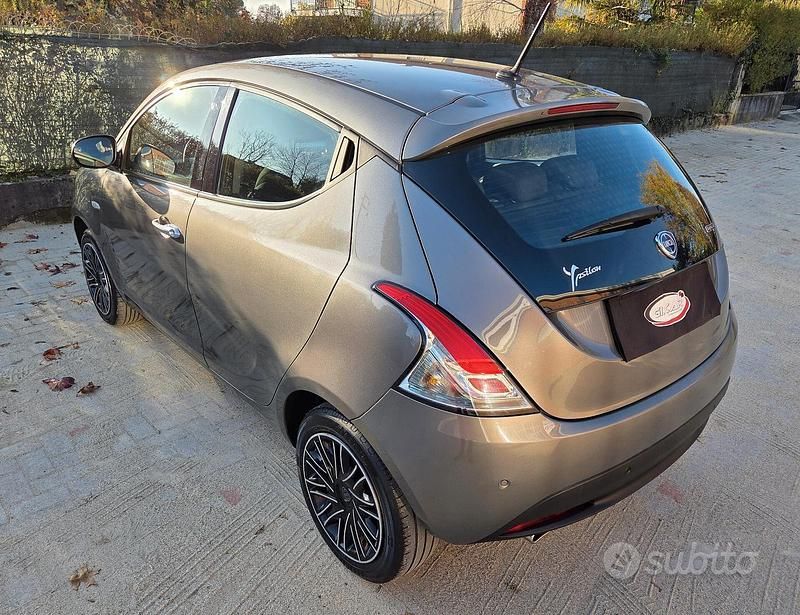 Usata Lancia Ypsilon Gold 70 CV (51 kW) 2023 Grigio Utilitaria