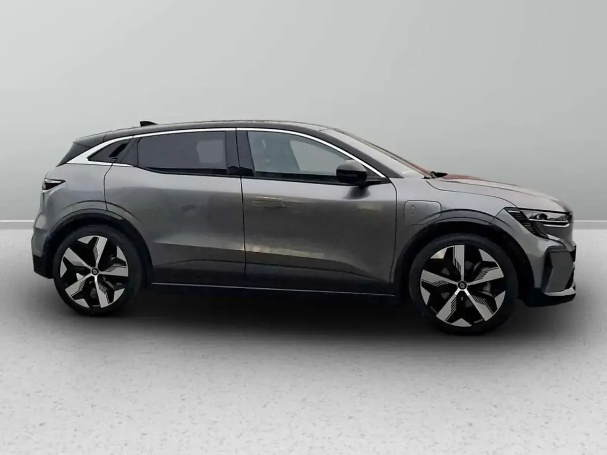 Usata Renault Megane E-Tech Techno 160 kW (218 CV) 2022 Grigio scuro Berlina