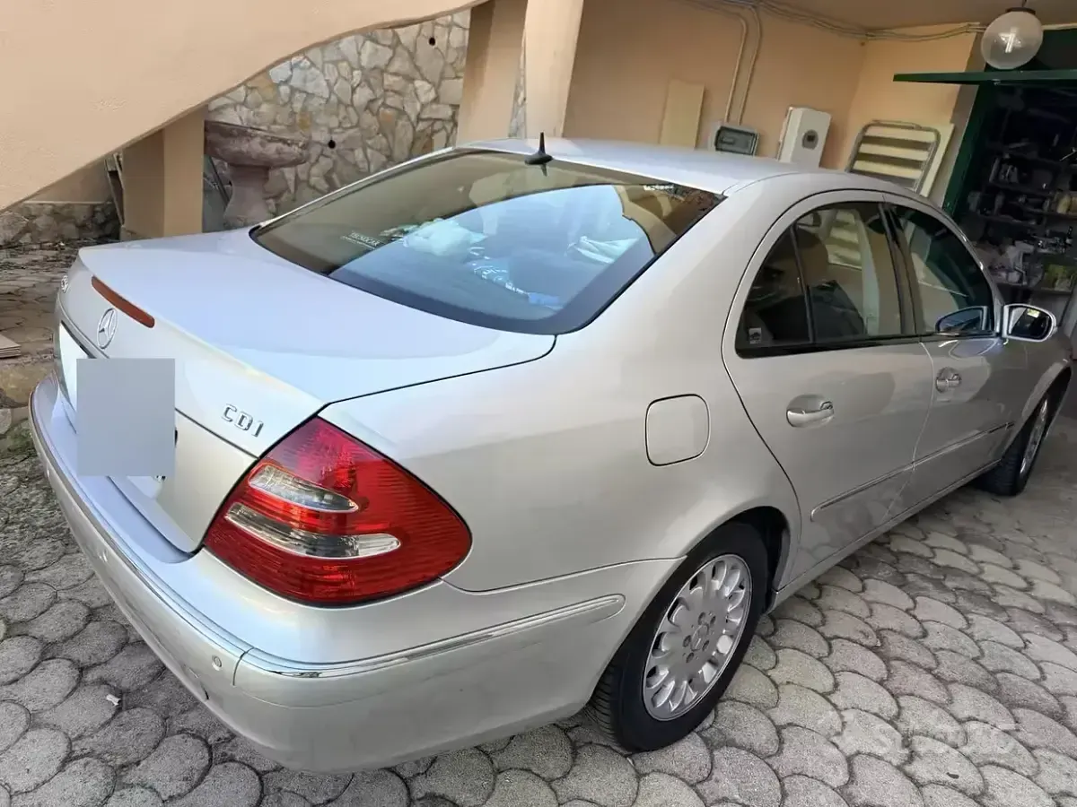 Usata Mercedes E220 143 CV (105 kW) 2005 Grigio Berlina