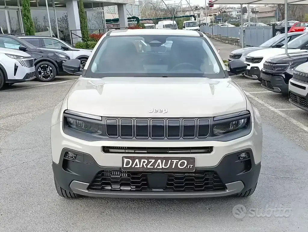 Nieuw Jeep Avenger Longitude Plus 101 PK (74 kW) 2026 Grijs SUV