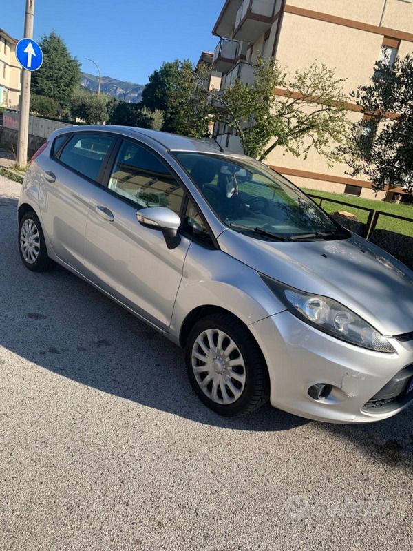 Usata Ford Fiesta 75 CV (55 kW) 2009 Grigio Utilitaria
