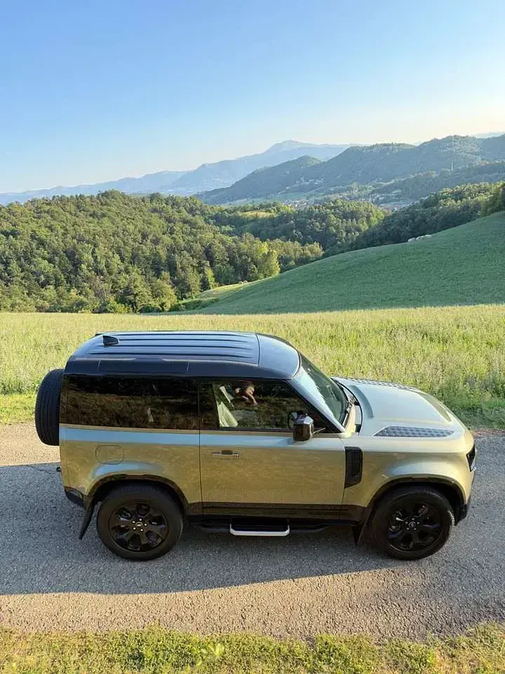 Usata Land Rover Defender SE Dynamic 200 CV (147 kW) 2024 Verde SUV