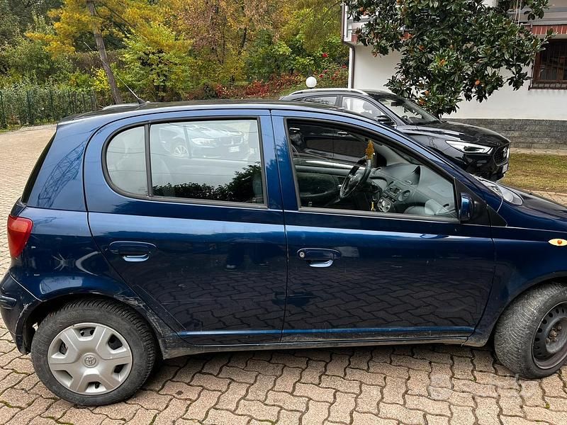 Usata Toyota Yaris 65 CV (47 kW) 2004 Blu Berlina