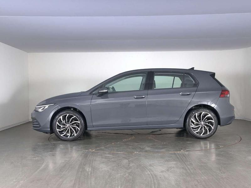 Usata VW Golf VIII Life 131 CV (96 kW) 2023 Dolphin grey metallizzato Berlina