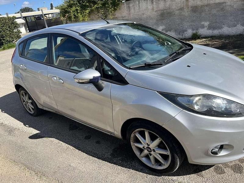 Second-hand Ford Fiesta 68 CP (50 kW) 2011 Argintiu Hatchback