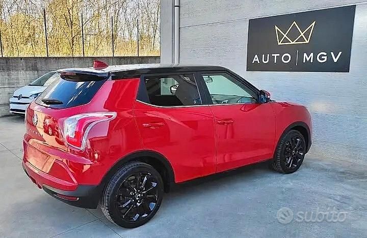 Usata Ssangyong (KGM) Tivoli 116 CV (85 kW) 2016 Rosso SUV
